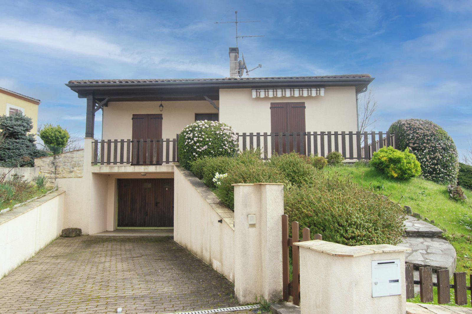 An interesting property offering a bastide market town within a short walk.